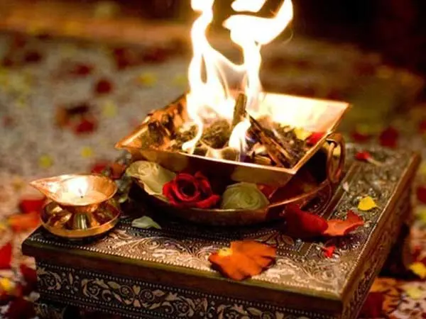 पितृ दोष उपाय श्राद्ध तर्पण पितृ दोष निवारण पूजा आणि हवन पारंपरिक विधी